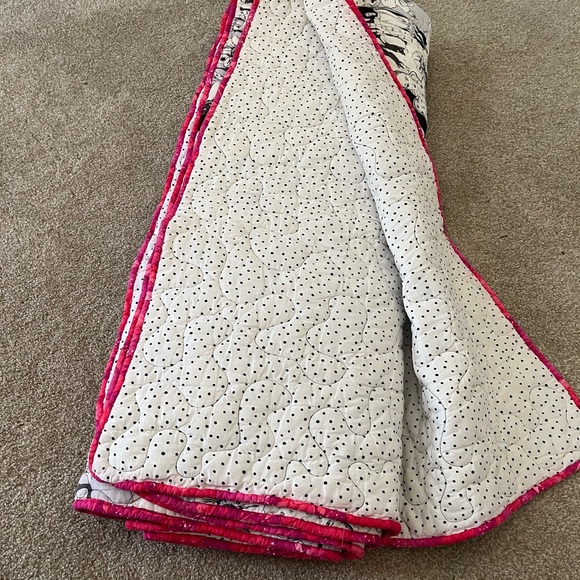 Handmade / Machine-Stitched Black and White Quilt with Models & Hot Pink Border - Picture 5 of 10